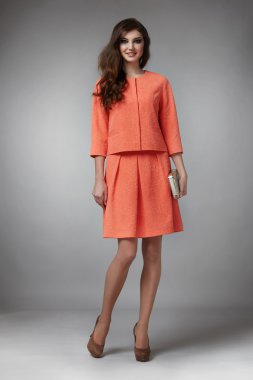 Akşam toplantıları ve yürüyüşler için makyaj giyim iş kadını