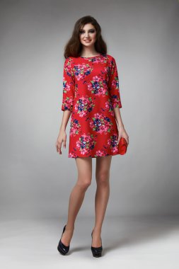 Akşam toplantıları ve yürüyüşler için makyaj giyim iş kadını