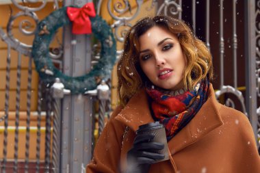 Fincan kahve yürüyüşte kadınla kar sokak yılbaşı yeni yıl