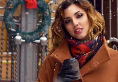 Fincan kahve yürüyüşte kadınla kar sokak yılbaşı yeni yıl