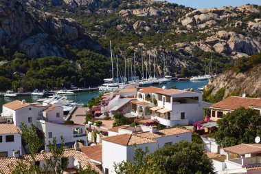 Güzel sahil peyzaj İtalya çatıları ve yeşil ağaç tepelerinin