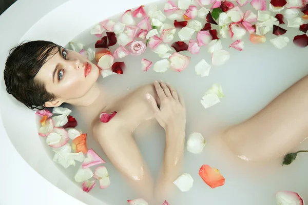 아름 다운 섹시 한 여자는 목욕 장미 초 발렌타인의 데가 스파 — 스톡 사진