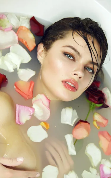 Hermosa mujer sexy toma baño rosa velas San Valentín spa — Foto de Stock