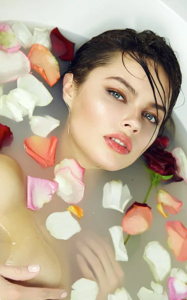 Mooie sexy vrouw neemt Bad steeg kaarsen Valentine's day spa — Stockfoto