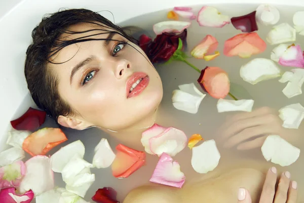 Bella donna sexy prende il bagno rosa candele San Valentino spa — Foto Stock