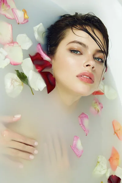 美丽性感的女人需要沐浴玫瑰蜡烛情人节 — 图库照片