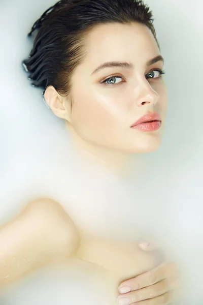 Belle femme sexy dans le bain avec du lait spa corps cosmétique — Photo