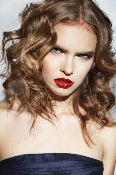 Menina loira sexy bonita com maquiagem lábios vermelhos — Fotografia de Stock