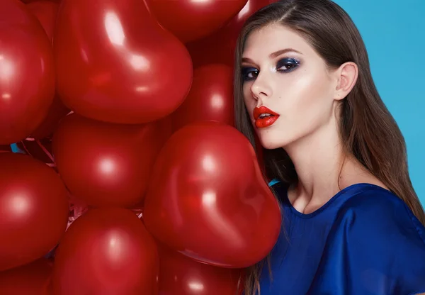 Schöne sexy brünette Frau Make-up Valentinstag Luftballons — Stockfoto