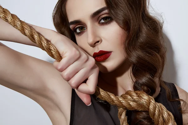 Schöne sexy Mädchen Abend Make-up wellige brünette Haare kosmetische — Stockfoto