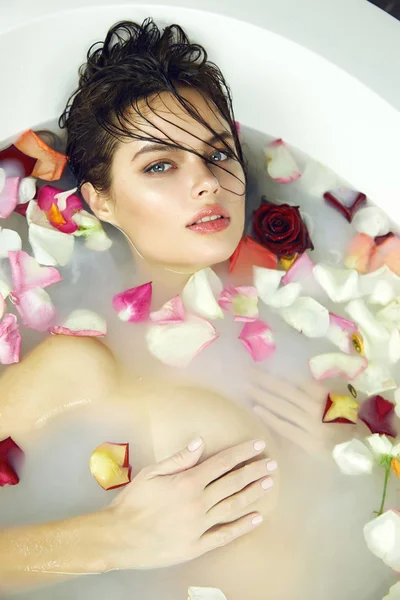 Hermosa mujer sexy toma baño rosa velas San Valentín spa — Foto de Stock