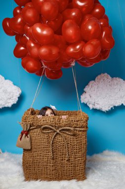 Kırmızı kalp balonlar Sevgililer günü uçan küçük sevimli kız