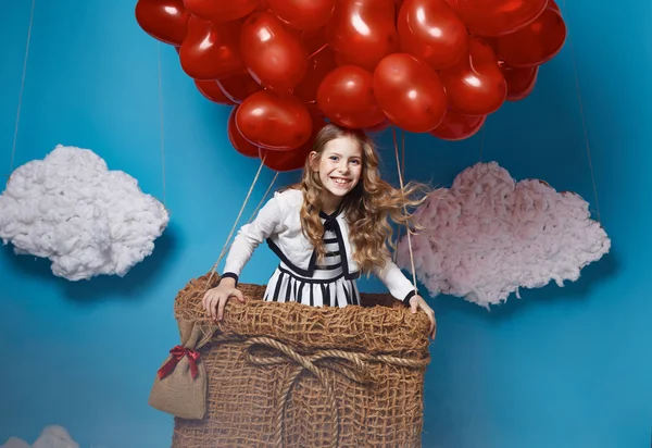 Μικρό χαριτωμένο κορίτσι που φέρουν σε μπαλόνια κόκκινη καρδιά του Αγίου Βαλεντίνου — Φωτογραφία Αρχείου