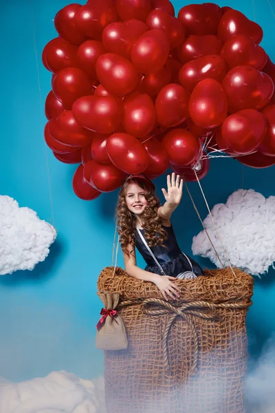 Μικρό χαριτωμένο κορίτσι που φέρουν σε μπαλόνια κόκκινη καρδιά του Αγίου Βαλεντίνου — Φωτογραφία Αρχείου