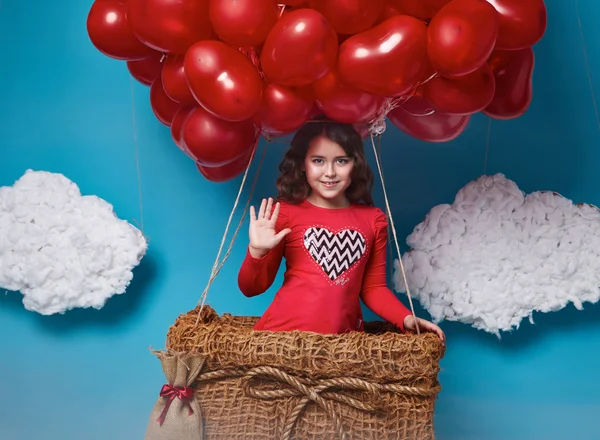 Piccola ragazza carina che vola su palloncini cuore rosso San Valentino — Foto Stock
