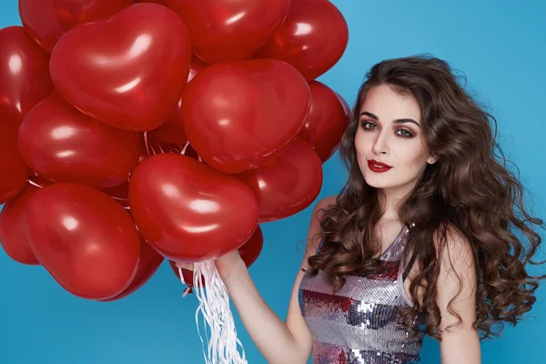 Szépség szexi nő, piros szív ballonnal születésnap Valentin-nap — Stock Fotó