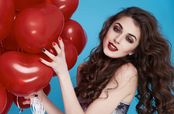Kırmızı kalp balon Sevgililer günü doğum günü güzellik seksi kadınla — Stok fotoğraf