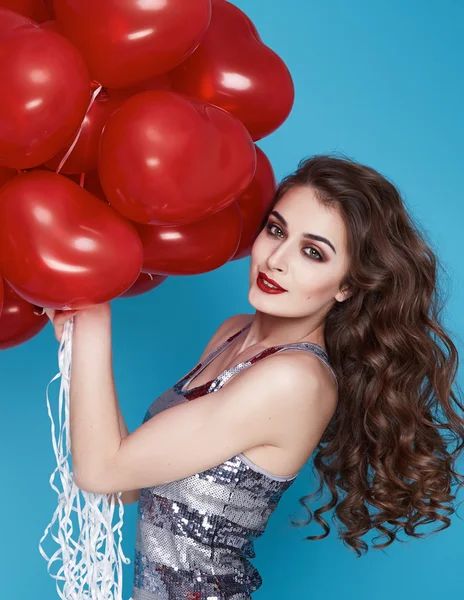 Kırmızı kalp balon Sevgililer günü doğum günü güzellik seksi kadınla — Stok fotoğraf