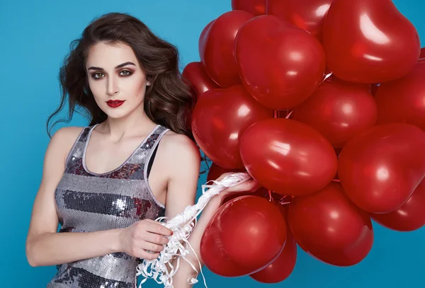 Schönheit sexy Frau mit rotem Herz Luftballon Valentinstag Geburtstag — Stockfoto