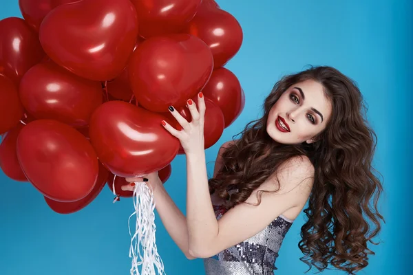 Schoonheid sexy vrouw met rood hart ballon Valentines day verjaardag — Stockfoto