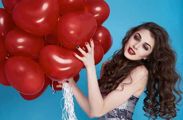 Belleza mujer sexy con corazón rojo globo San Valentín cumpleaños — Foto de Stock