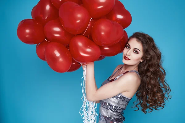 Belleza mujer sexy con corazón rojo globo San Valentín cumpleaños — Foto de Stock