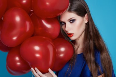 Makyaj uzun saç akşam güzel kız wiwh kırmızı Kalp balonlar