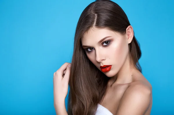 Hermosa mujer sexy con maquillaje de noche labios rojos pelo largo mano — Foto de Stock