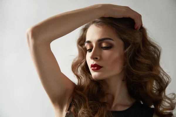 Sexy vrouw schoonheid avond make-up perfect krullend haar — Stockfoto