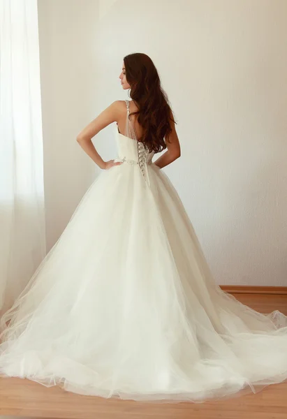 Bella sposa in abito da sposa bianco mariage — Foto Stock