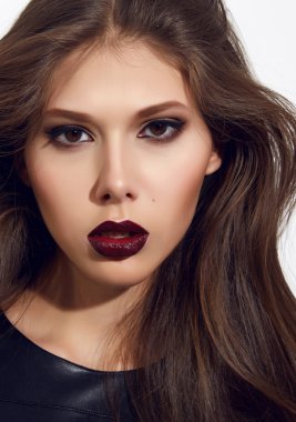 Güzel seksi kadın renk makyaj bordo dudakları koyu renk gözleri kozmetik