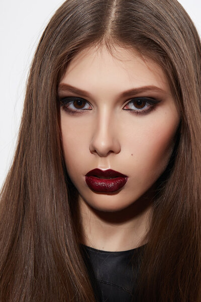 Красивая сексуальная женщина цвет макияжа бордо губы темные глаза косметика
