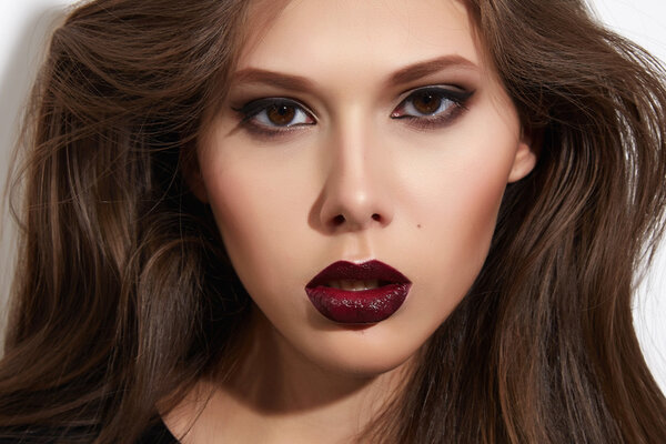 Красивая сексуальная женщина цвет макияжа бордо губы темные глаза косметика
