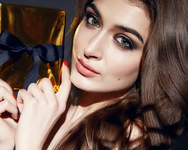 Mooie sexy vrouw gouden make-up brunett roze lippen — Stockfoto