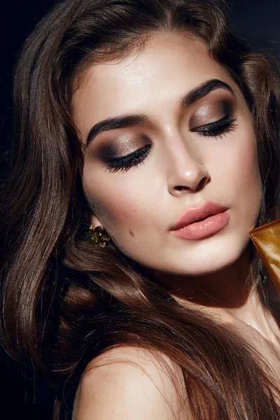 美しいセクシーな女性黄金化粧ブルーネット ピンク唇 — ストック写真