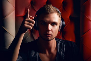 Yakışıklı seksi adam Dj kulaklık gölgelerde