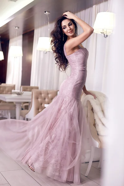 Mooie sexy vrouw Deluxe jurk sieraden make-up interieur — Stockfoto