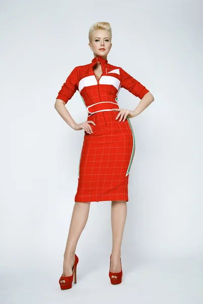 पोर्ट्रेट सौंदर्य सेक्सी सुनहरे बालों वाली महिला लाल पोशाक में सही — स्टॉक फ़ोटो, इमेज