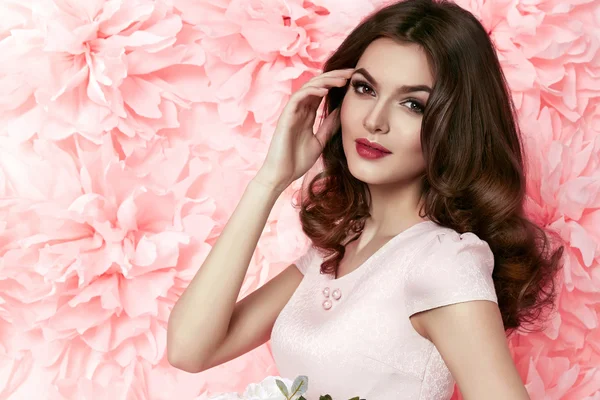 Hermosa mujer sexy en vestido muchas flores maquillaje verano primavera — Foto de Stock