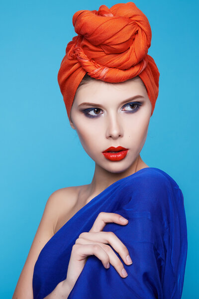 Красивая сексуальная женщина макияж маникюр спа салон красоты
