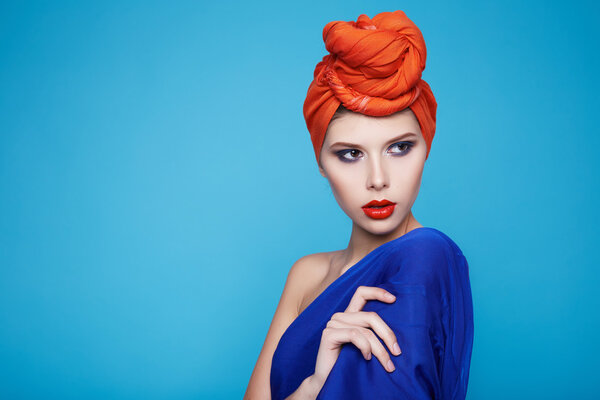 Красивая сексуальная женщина макияж маникюр спа салон красоты
