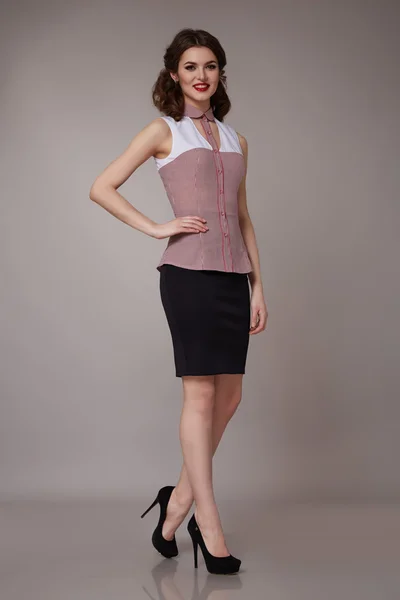 Сексуальная красотка бизнес-женщина в модном платье идеальное стройное тело — стоковое фото