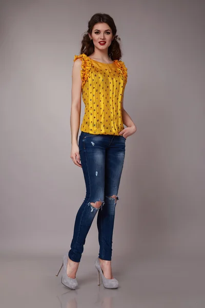 Mooie sexy vrouw dragen jeans denim — Stockfoto