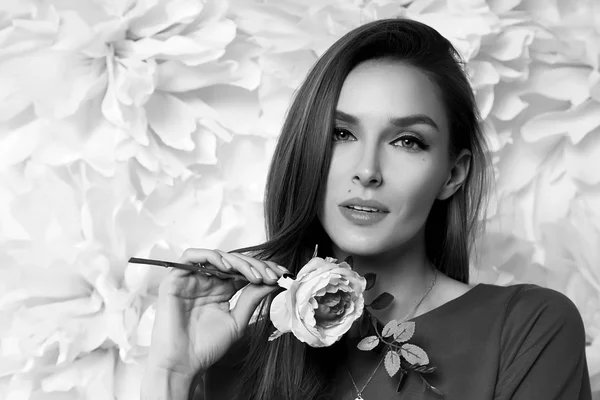Vacker sexig kvinna i klänning många blommor smink sommar våren — Stockfoto
