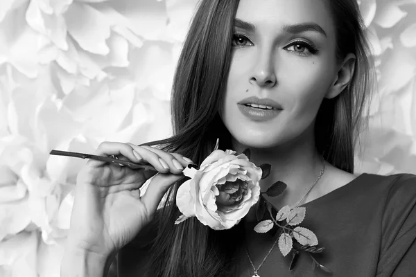 Hermosa mujer sexy en vestido muchas flores maquillaje verano primavera — Foto de Stock