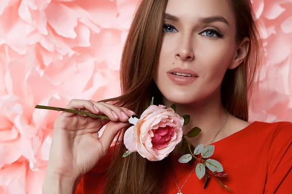 Schöne sexy Frau im Kleid viele Blumen Make-up Sommer Frühling — Stockfoto