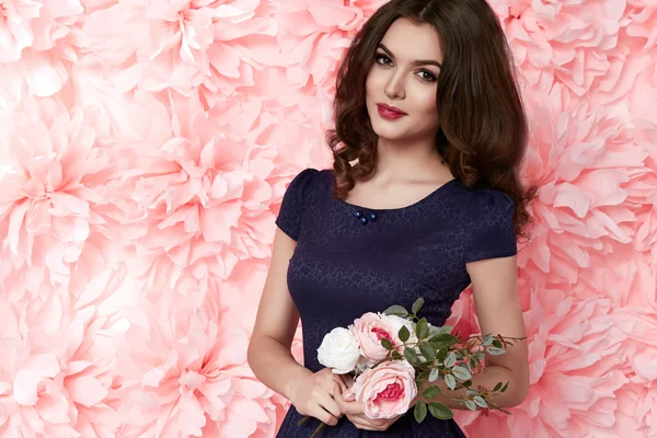 Mooie sexy vrouw in jurk veel bloemen make-up zomer lente — Stockfoto
