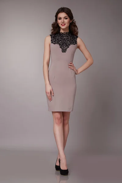 ファッションでセクシーな美女ビジネスの女性のドレス スリムなパーフェクトボディ — ストック写真