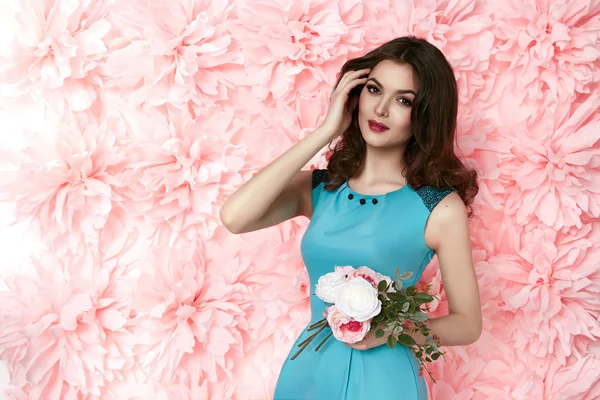 Hermosa mujer sexy en vestido muchas flores maquillaje verano primavera —  Fotos de Stock