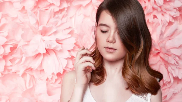 Hermosa niña en vestido muchas flores maquillaje verano primavera — Foto de Stock